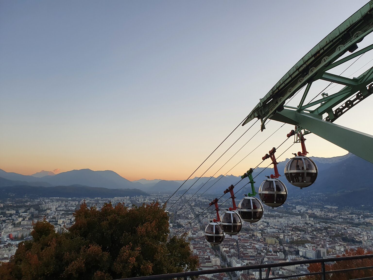Téléphérique au coucher de soleil